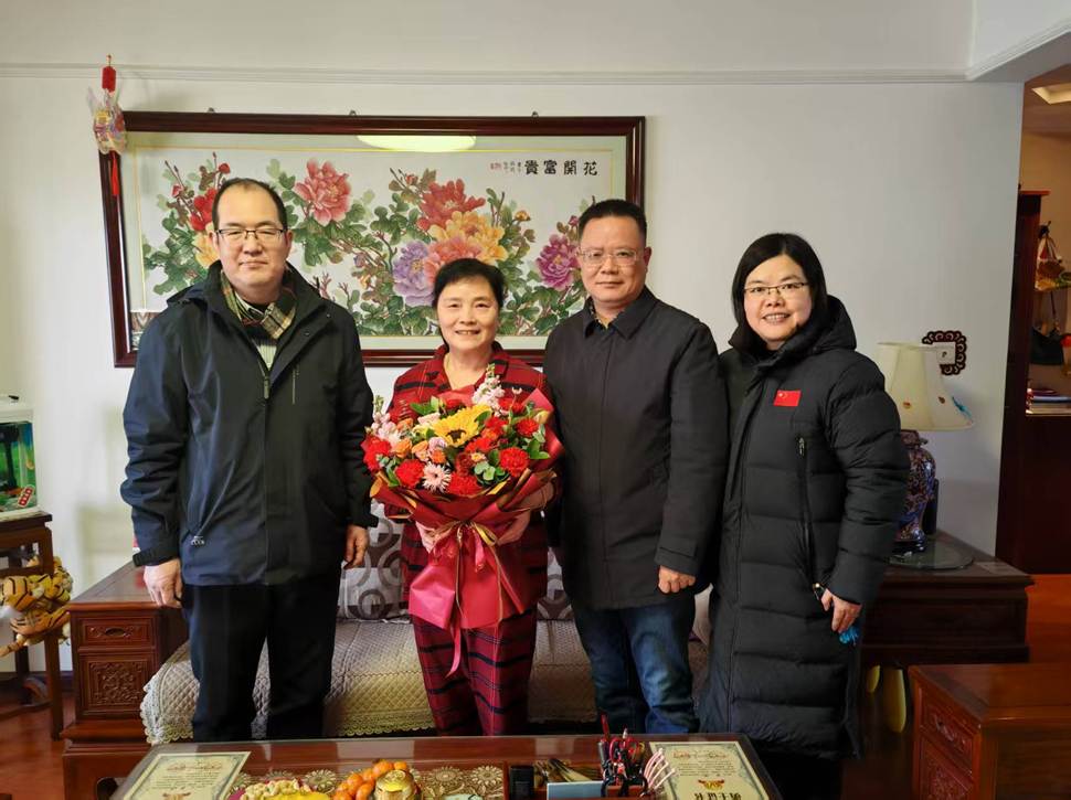 一群人站在室内合影 AI 生成的内容可能不正确。