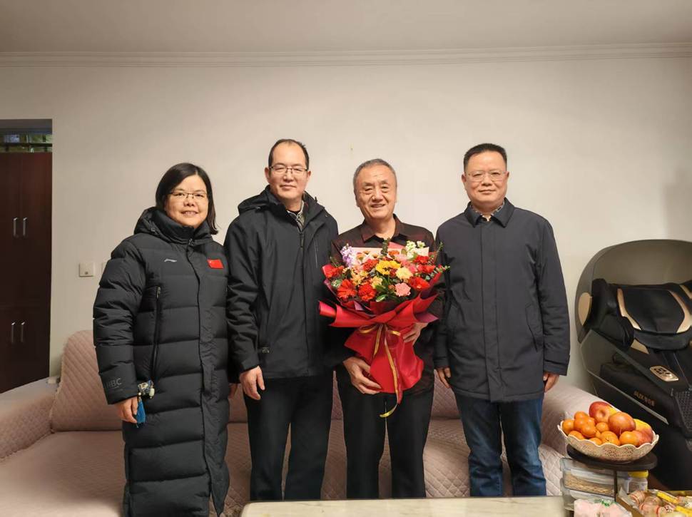 人们站在一起合影的一群人 AI 生成的内容可能不正确。