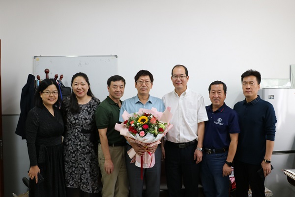 e2e9812f8a51402ab3b700ddaba6874d.jpg 慰问教师代表.jpg